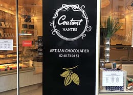 Adhésifs découpés à la forme pour le chocolatier Coutant dans le centre-ville de Nantes (44)