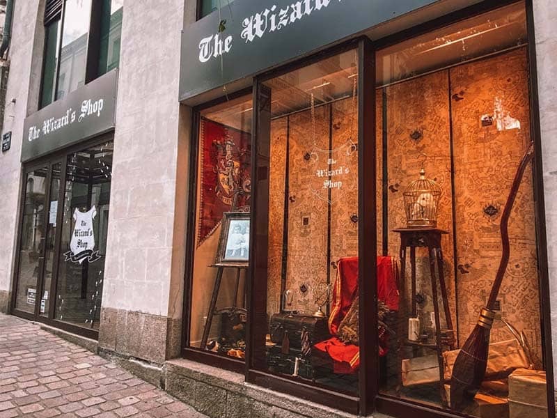 Adhésif vitrine en lettres découpées à la forme pour le pop-up store The Wizard's Shop au centre-ville de Nantes (44)