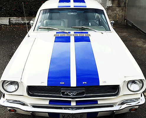 Marquage sur voiture ancienne Ford Mustang Shelby pour le restaurant le Caddy's Diner