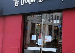 Enseigne éclairée par une rampe lumineuse du restaurant Le Croque Bedaine à Nantes (44)