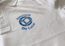 Sérigraphie sur des polos pour le club de pétanque de Sainte-Luce-sur-Loire - Label Communication