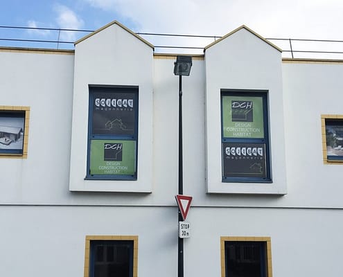 Création visuelle, fabrication et pose d'adhésifs microperforés pour vitres des locaux de Sojibat et DCH à Orvault