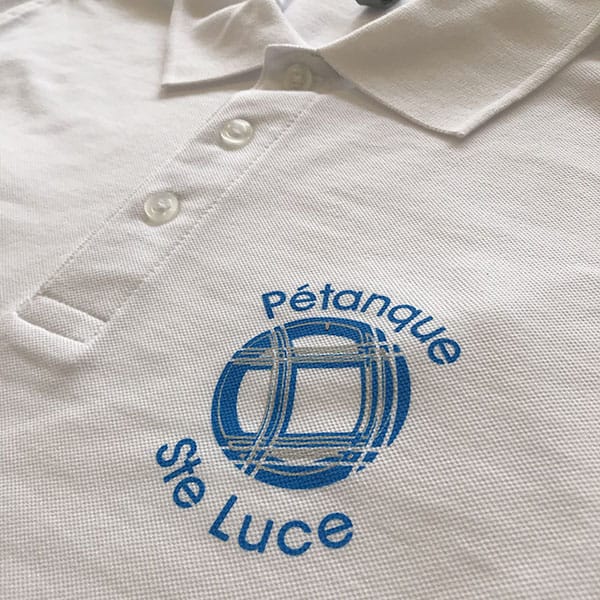 Sérigraphie côté coeur sur des polos pour le club de pétanque de Sainte-Luce-sur-Loire - Label Communication