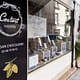 Adhésif en lettres découpées sur vitrine pour le chocolatier Coutant dans le centre-ville de Nantes (44)