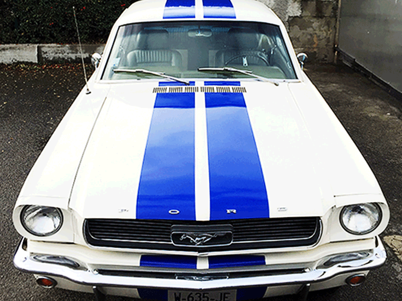 Marquage sur voiture ancienne Ford Mustang Shelby pour le restaurant le Caddy's Diner