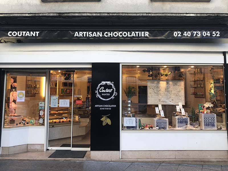 Fabrication et pose d'enseigne pour le chocolatier Coutant dans le centre-ville de Nantes (44)