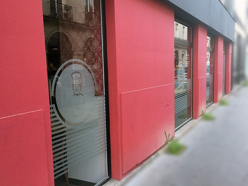 Adhésifs opaques sur vitrine du restaurant Le Croque Bedaine à Nantes (44)