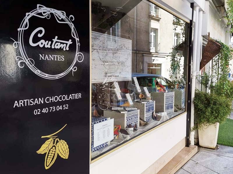 Adhésif en lettres découpées sur vitrine pour le chocolatier Coutant dans le centre-ville de Nantes (44)